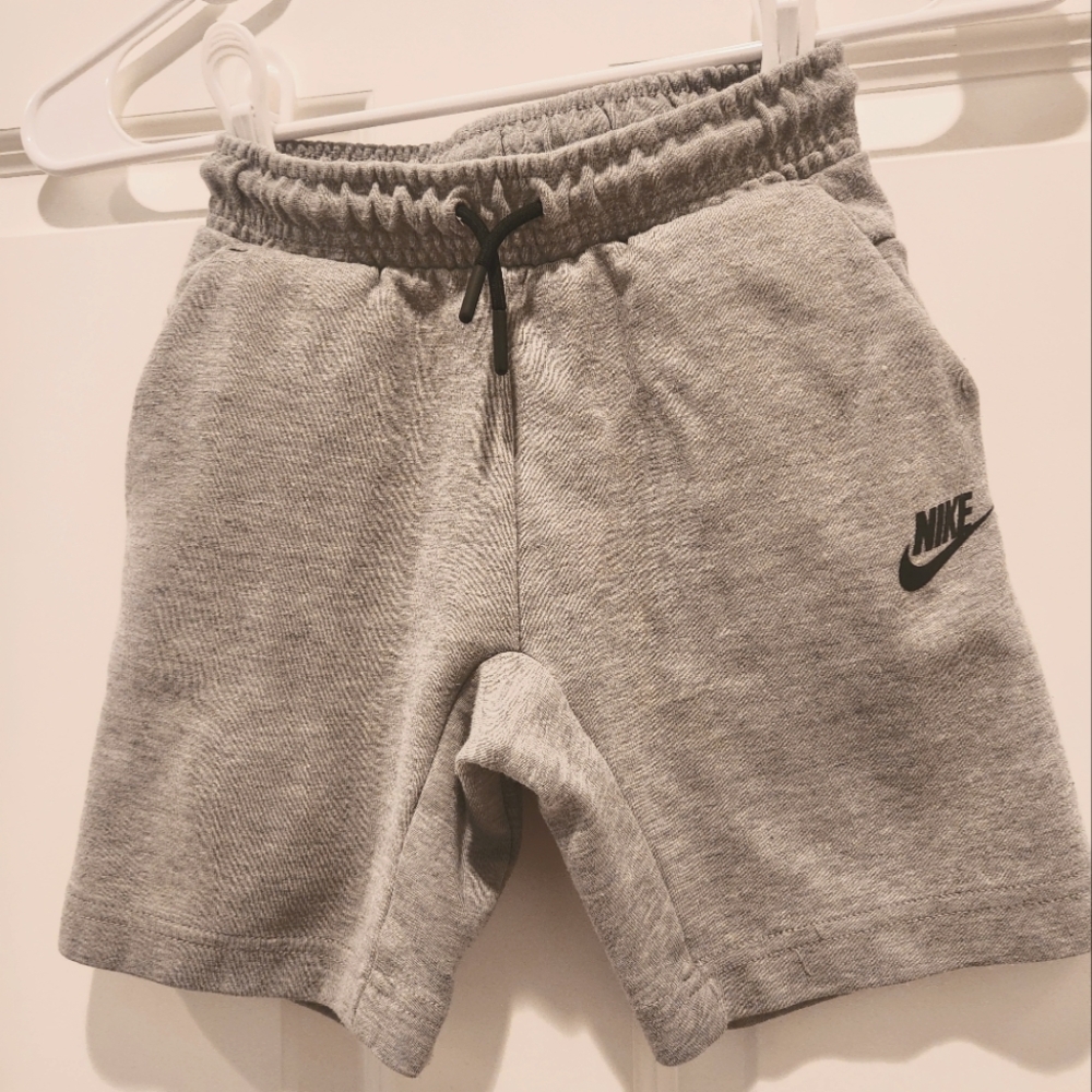 Nike Sportswear Tech Fleece Shorts. Kids Size Medium 5-6 Years old. Grey Black